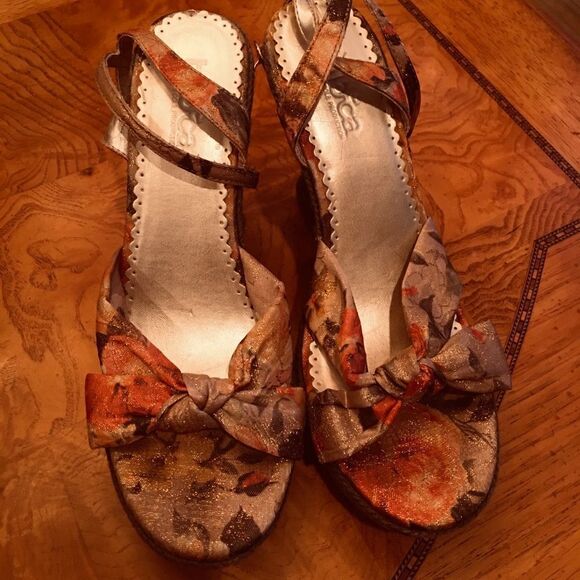 Glossy Beauty Wedges - Picture 2 of 8